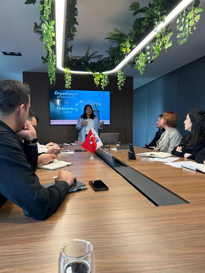 Esra İlgün, HB Plastik A.Ş. ekibine Oryantasyon ve Onboarding eğitimi veriyor