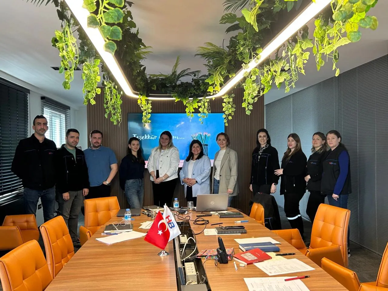 HB Plastik A.Ş. eğitim katılımcıları Esra İlgün ile toplantı salonunda toplu fotoğrafta
